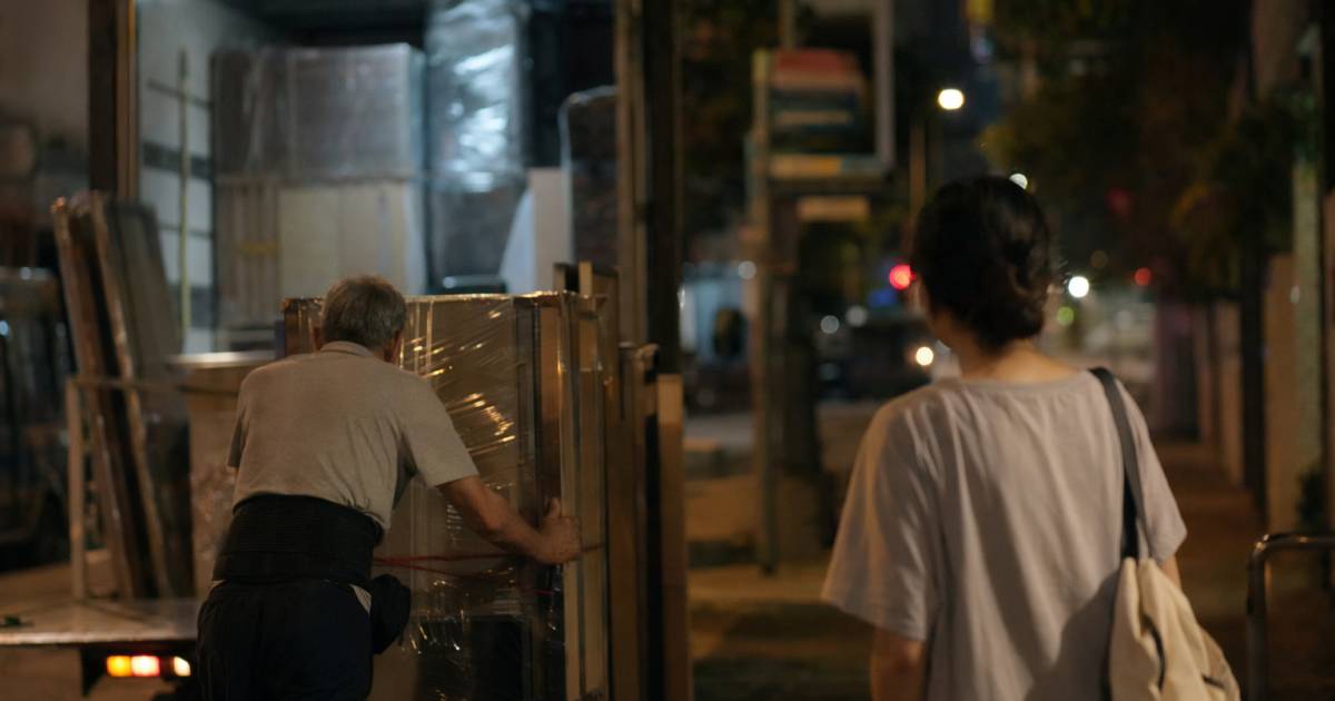 港女深夜撞見老伯獨力搬傢俬｜得知酬勞金額後忍唔住出手