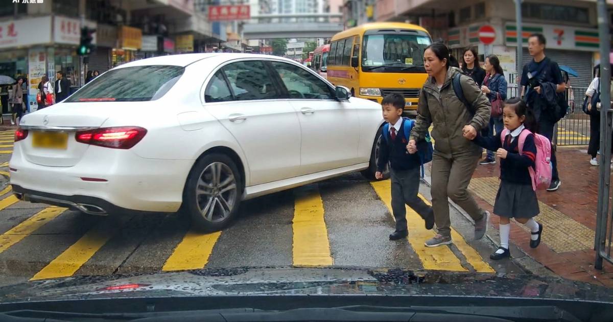 白色私家車逆線衝斑馬線直撞兩學童｜女傭一秒反應救回