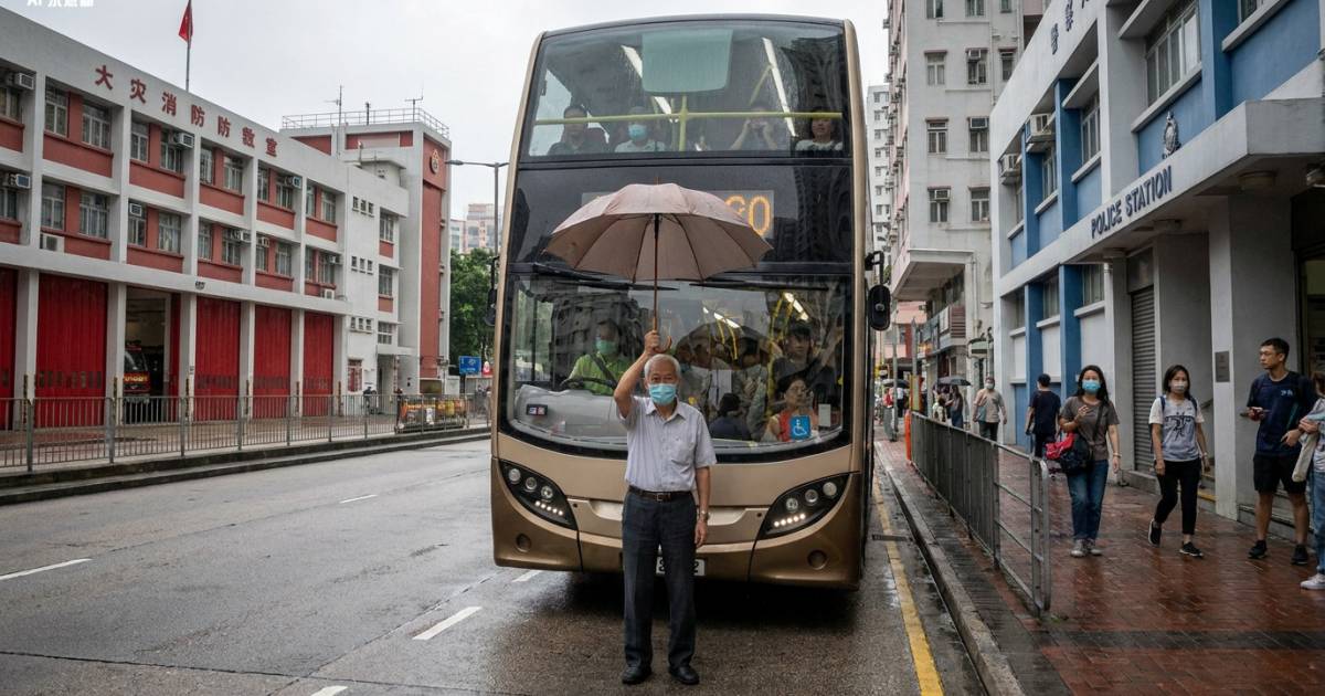 屯門伯伯舉傘死擋巴士車頭　全車乘客被困結局竟然係咁