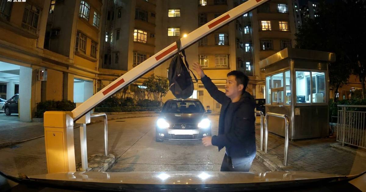 屯門夜歸男鑽車閘慳幾步路 下秒背囊離奇飛上半空