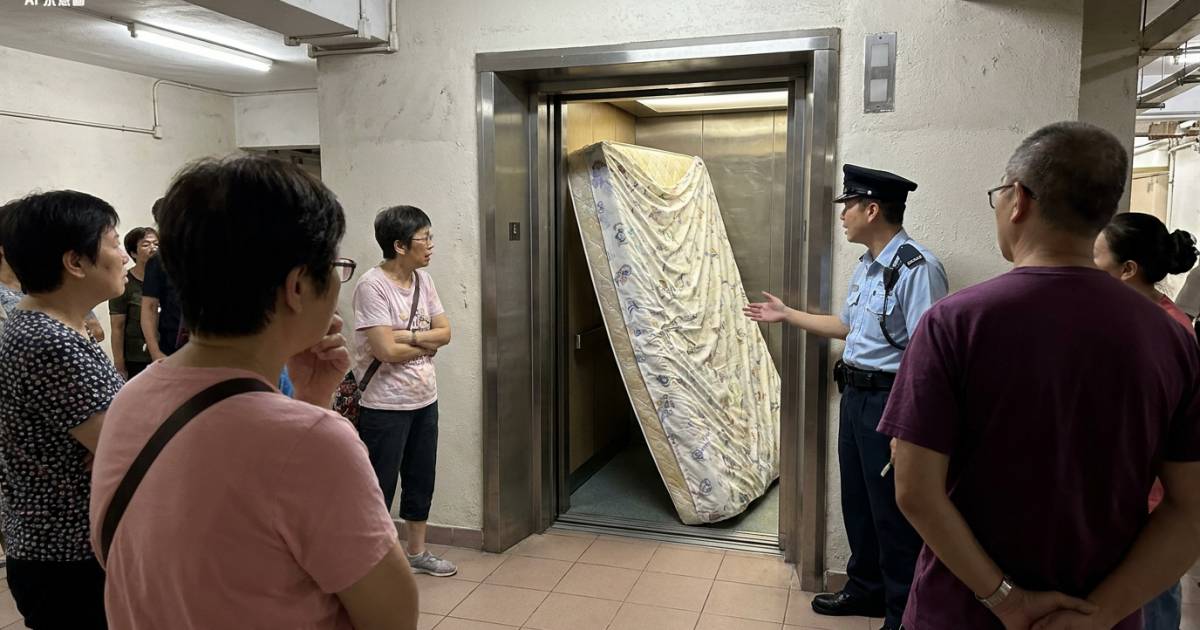 青衣公屋升降機驚現床褥 保安一句回覆令街坊嬲爆