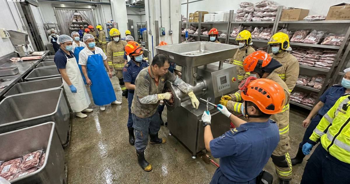 荃灣50歲工人徒手清碎肉機 手指慘被絞住要連機送院