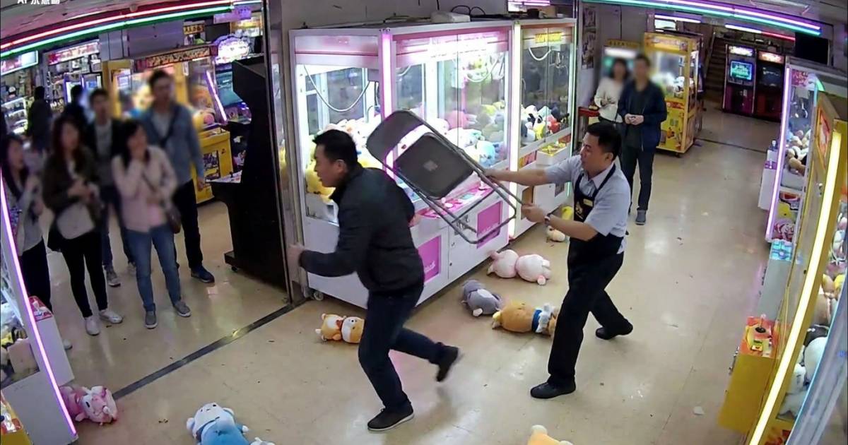 葵涌廣場天眼直擊｜男子疑偷CHIIKAWA公仔 職員摺櫈兩度扑頭結局竟然係⋯