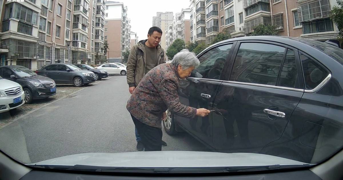 車Cam直擊老婦持鑰匙狂刮鄰居車｜維修費達5800港元結局竟然⋯