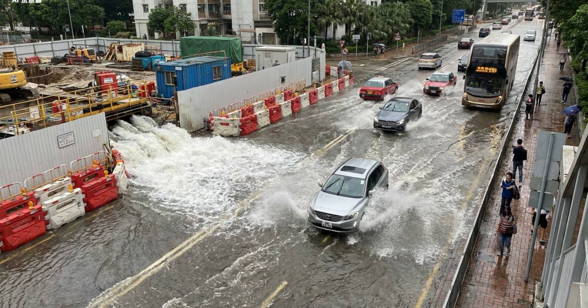 屯門地盤爆水管馬路變汪洋｜車輛被迫涉水場面極誇張