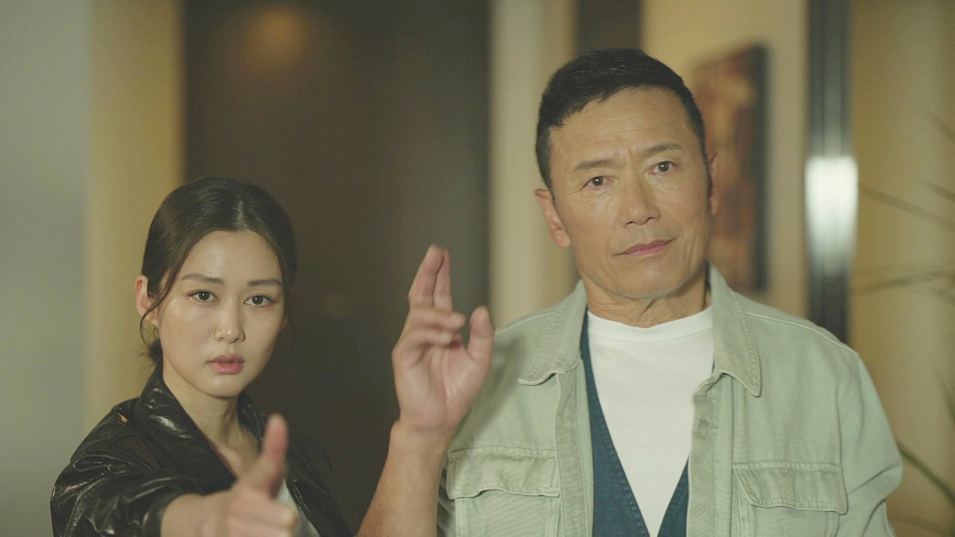 重案解密 張子強 岑麗香與苗僑偉手指扮槍。(圖片來源:TVB)