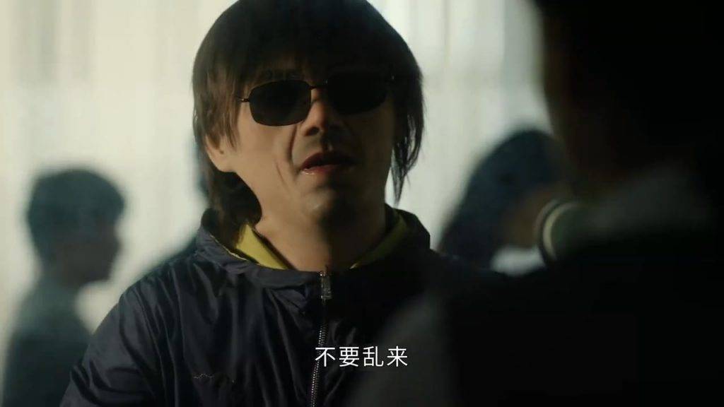 重案解密|魔警洪永城成魔之路曝光!狠心「殺妻 洪永城飾演的周友禾戴上人皮面具、全身黑衣,持搶來的警槍闖入銀行。(圖片來源:優酷)