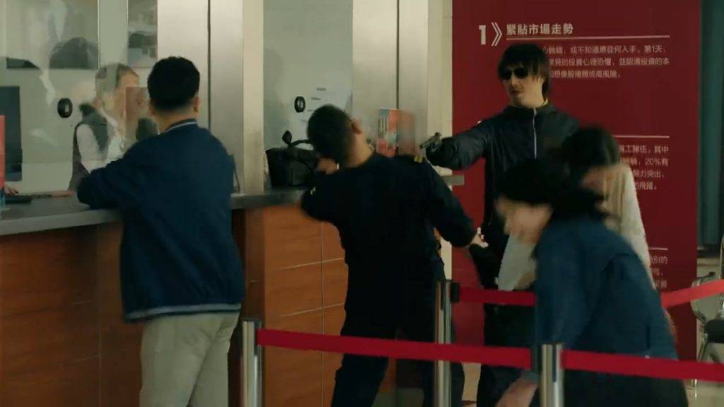 重案解密|魔警洪永城成魔之路曝光!狠心「殺妻 保安上前查問時,周友禾毫不猶豫一槍將其擊倒。(圖片來源:優酷)