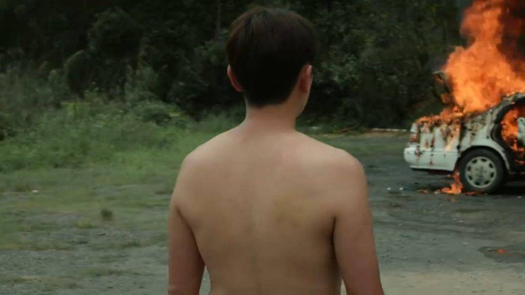 重案解密|魔警洪永城成魔之路曝光!狠心「殺妻 周友禾劫銀行逃脫後,隨即焚燒接應車輛毀滅證據。(圖片來源:優酷)