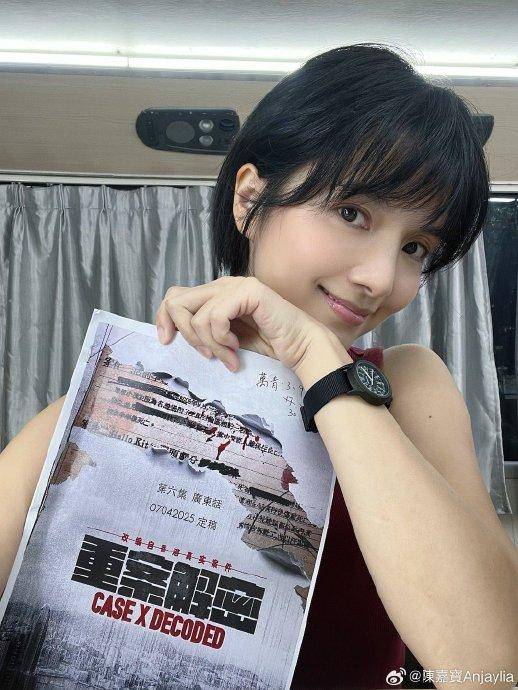 陳嘉寶 岑麗香 現年36歲的陳嘉寶在《重案解密》中飾演女警萬青,與岑麗香、李天翔及胡卓希一同跟苗僑偉 飾演的Ben Sir查案。(圖片來源:陳嘉寶微博)