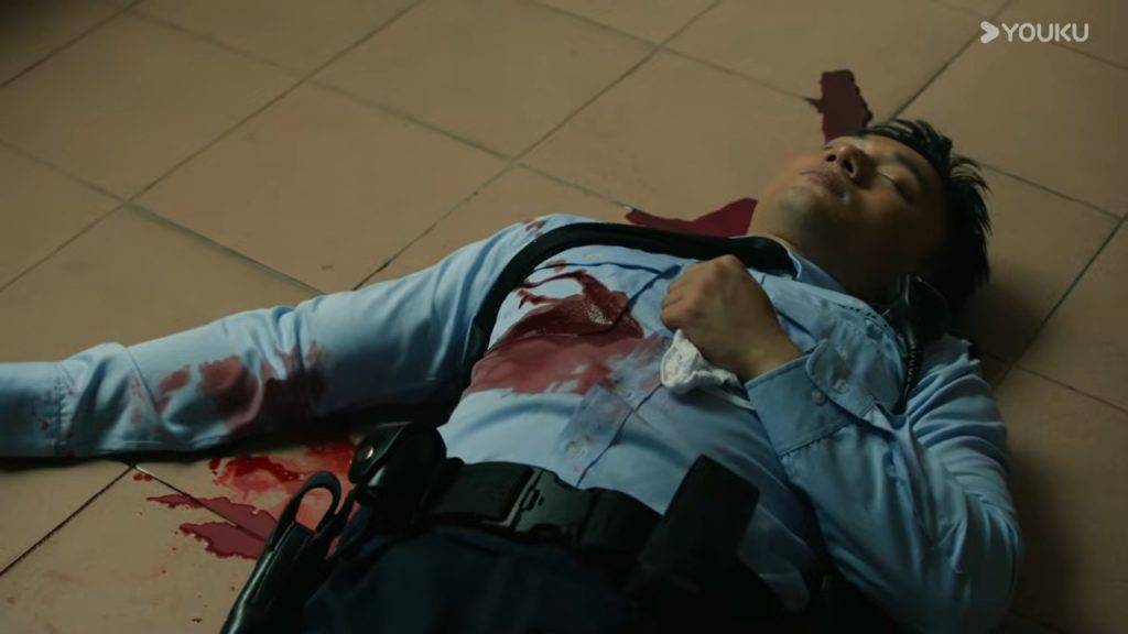 重案解密|魔警洪永城成魔之路曝光!狠心「殺妻 阿濤當日執行噪音投訴任務,周友禾趁機埋伏,以極短時間奪去阿濤佩槍並殺掉他。(圖片來源:優酷)