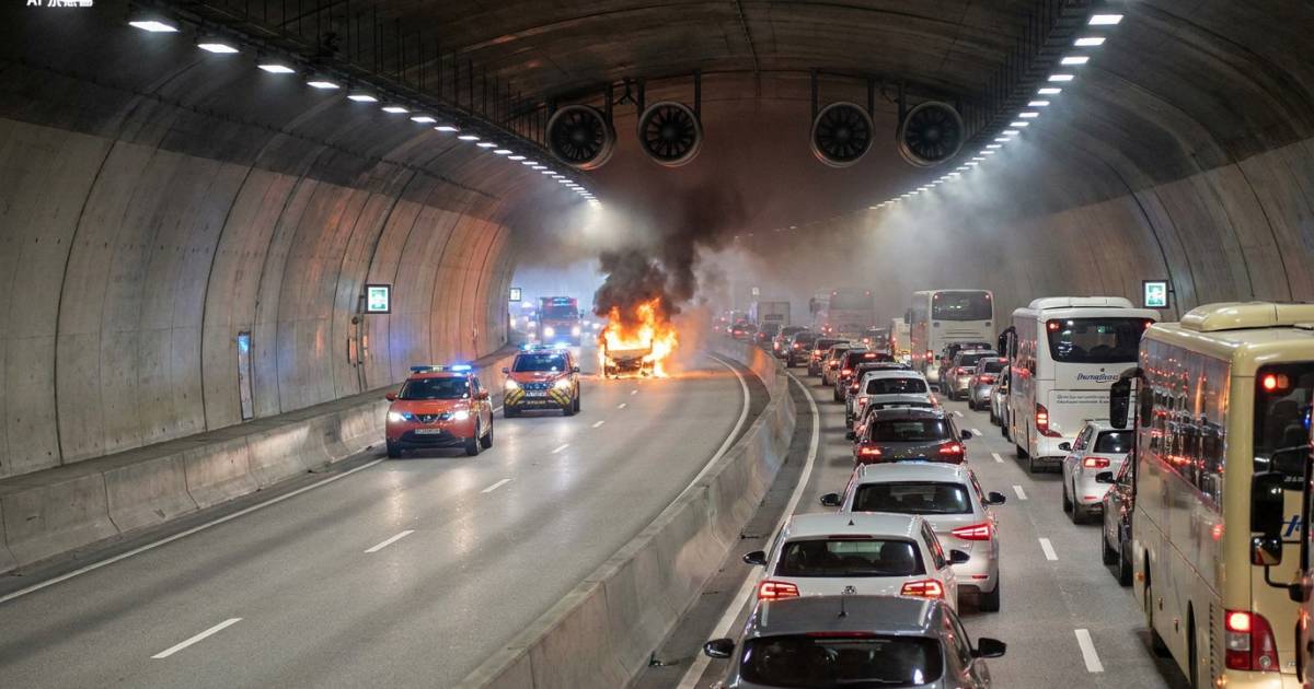 港珠澳大橋海底隧道車輛起火濃煙密佈 三線封兩線車龍不見盡頭