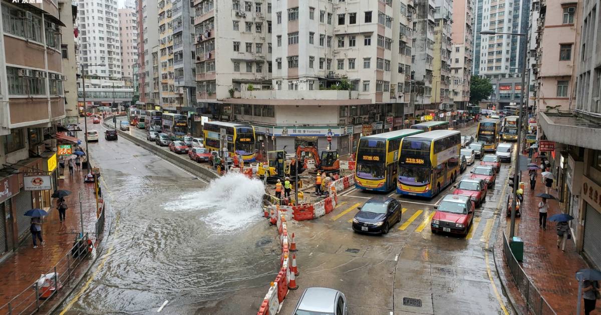 灣仔禮頓道清晨爆450毫米水管 揭承建商施工闖禍原因極荒謬