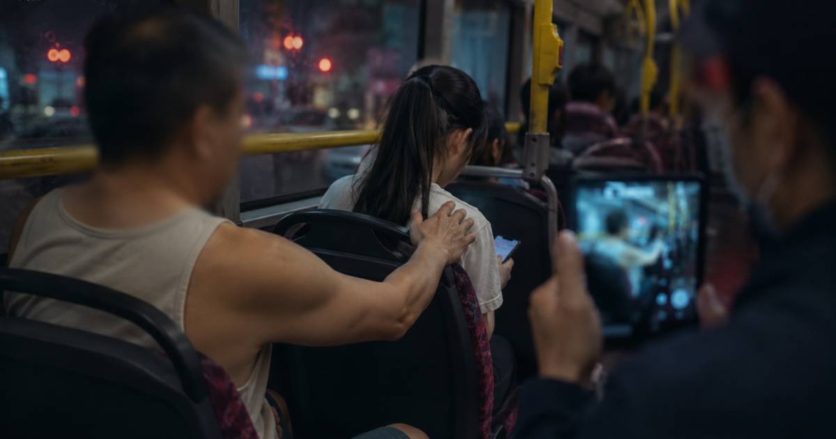 旺角九巴上層少女遭背心男伸「鹹豬手」｜正義哥一句喝止全程被拍