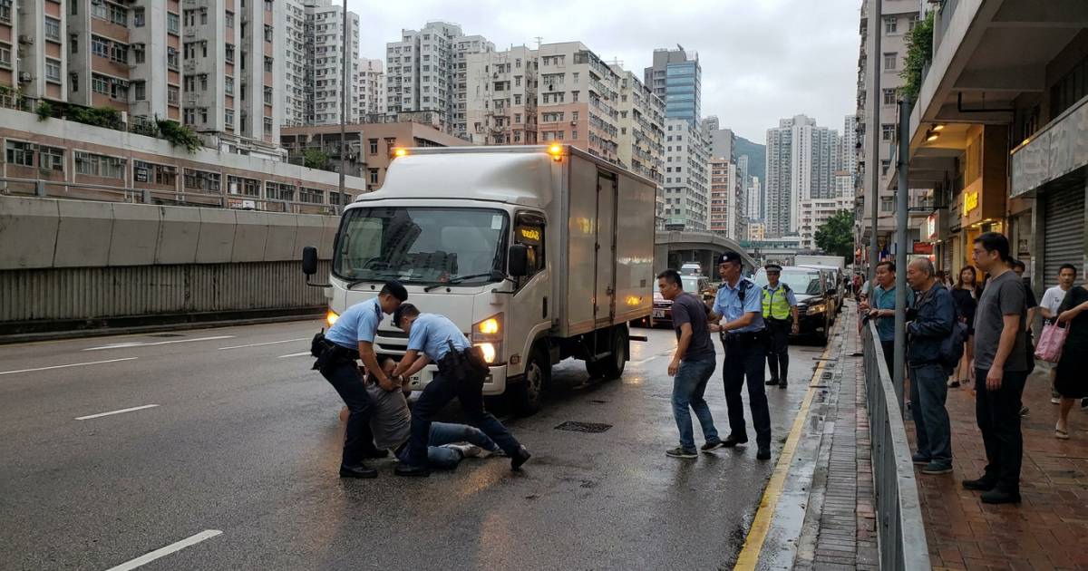九龍灣貨車司機被截查拒合作 與警糾纏結局慘烈