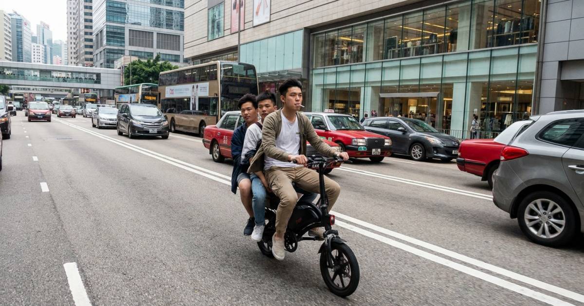 18歲仔叼煙駕電動單車載兩人飛馳元朗｜警睇片即追查結果