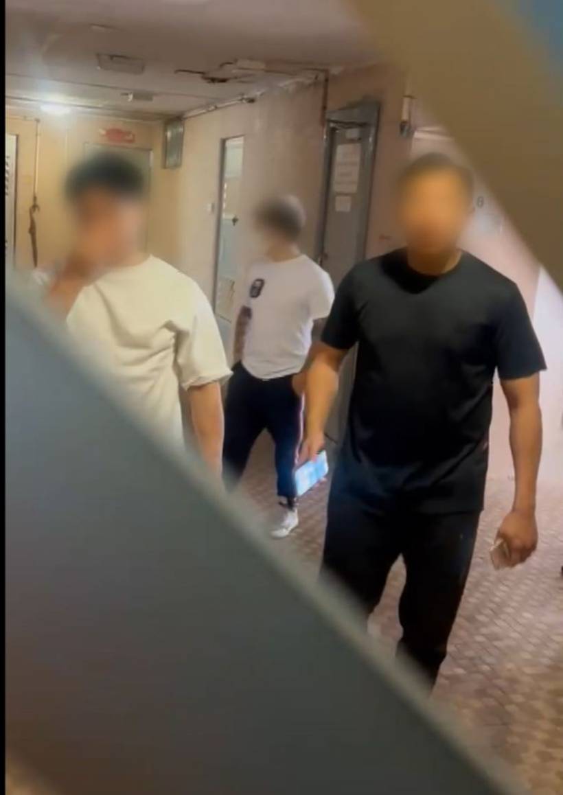 東張西望 小西灣邨追債 張小姐稱共5名大漢上門找欠債人陳某某。(圖片來源:TVB)