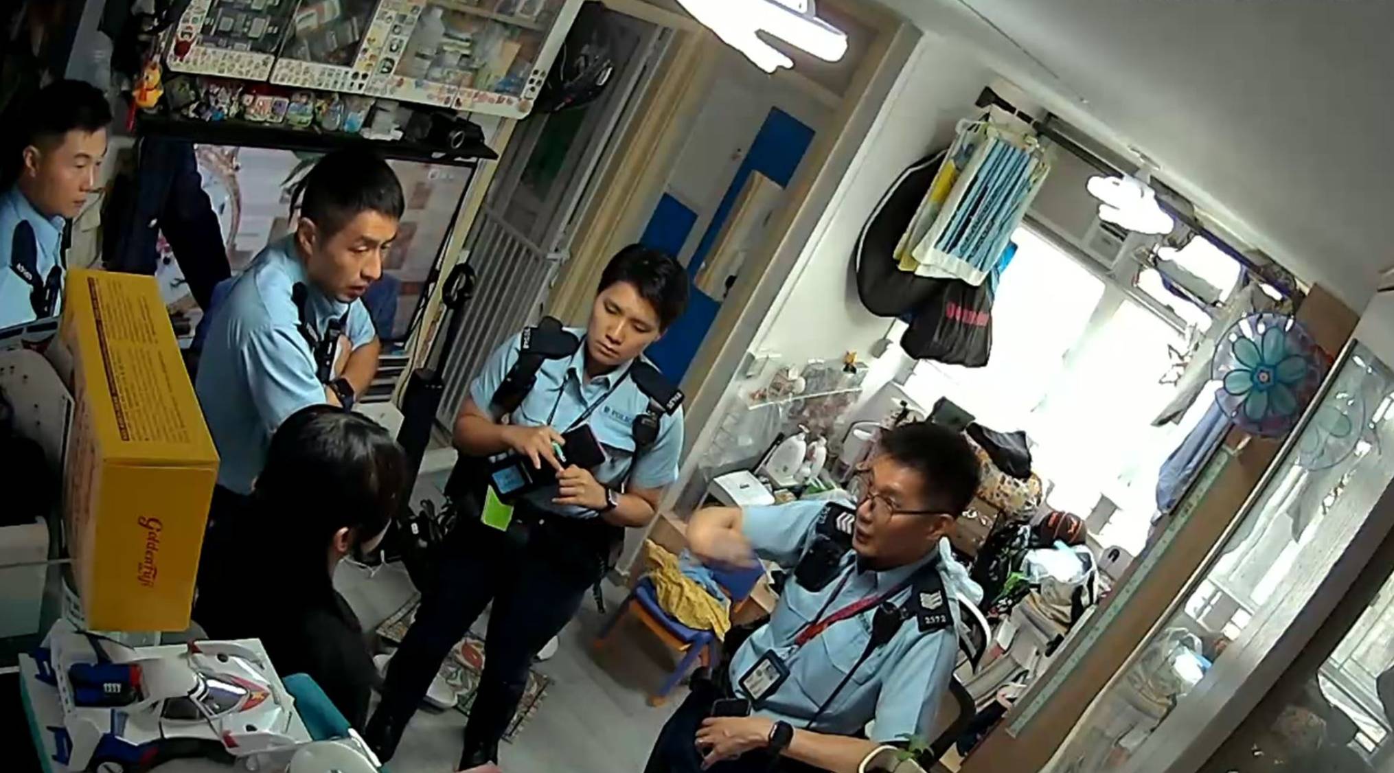東張西望 小西灣邨追債 張小姐當日報警後,數名警察上門調查。(圖片來源:TVB)