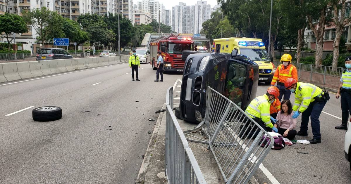 大埔私家車撞欄翻側車轆飛脫｜60歲女途人行路慘遭波及