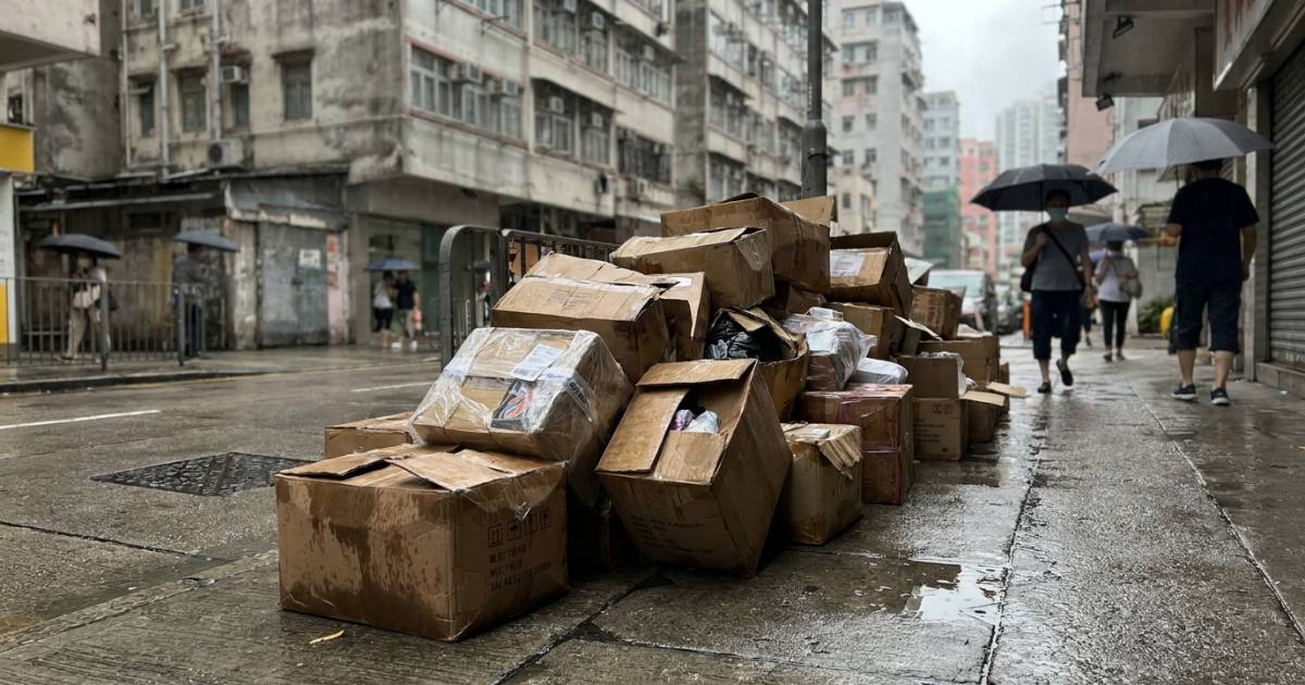 西環行人路淪包裹墳場｜暴雨浸到爛晒仲有更大問題