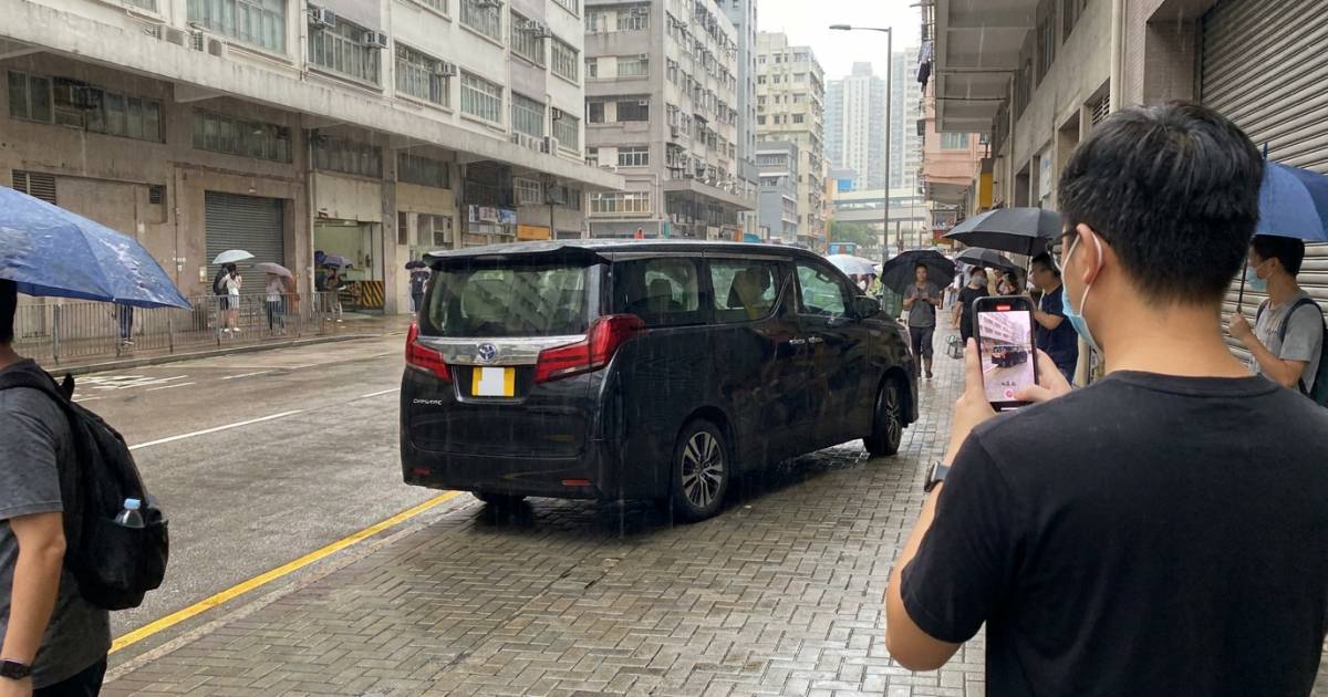 中港牌七人車大雨駛上行人路無視途人 目擊者拍片舉報結果曝光