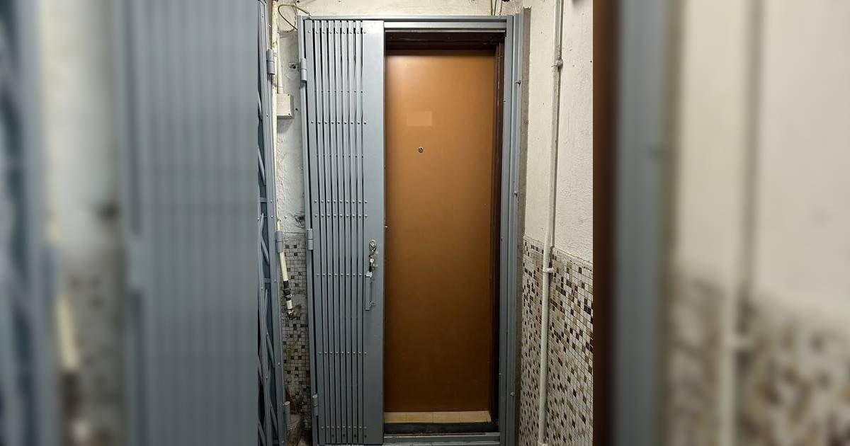 公屋鐵閘驚現「左右倒轉」木門 戶主崩潰扭曲手開鎖 房署霸氣稱無裝錯：全幢都係咁！