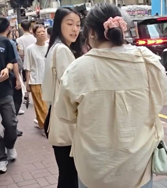 TVB新聞女神蕭雅文起底 外景採訪出事？攝影師街頭爆粗轟保安網民反應兩極