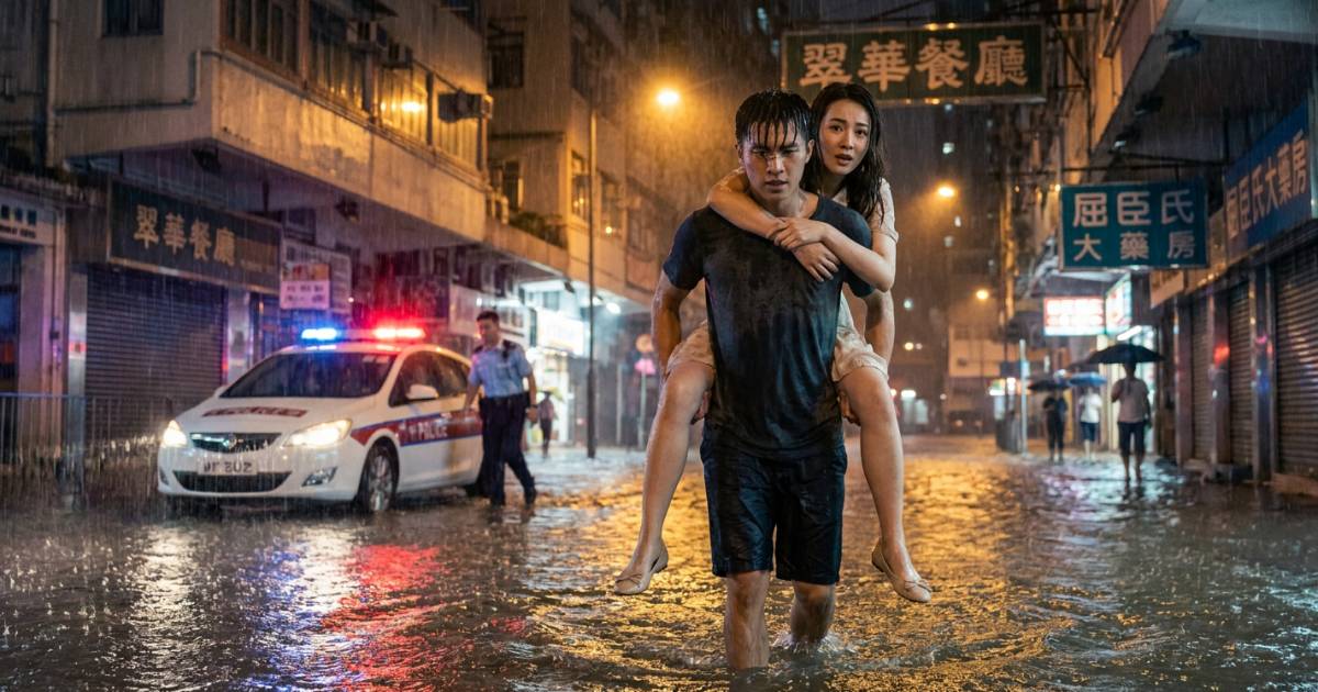 黑雨狂襲｜土瓜灣警員暴雨照抄牌！另一邊廂市民驚見「感人一幕」？