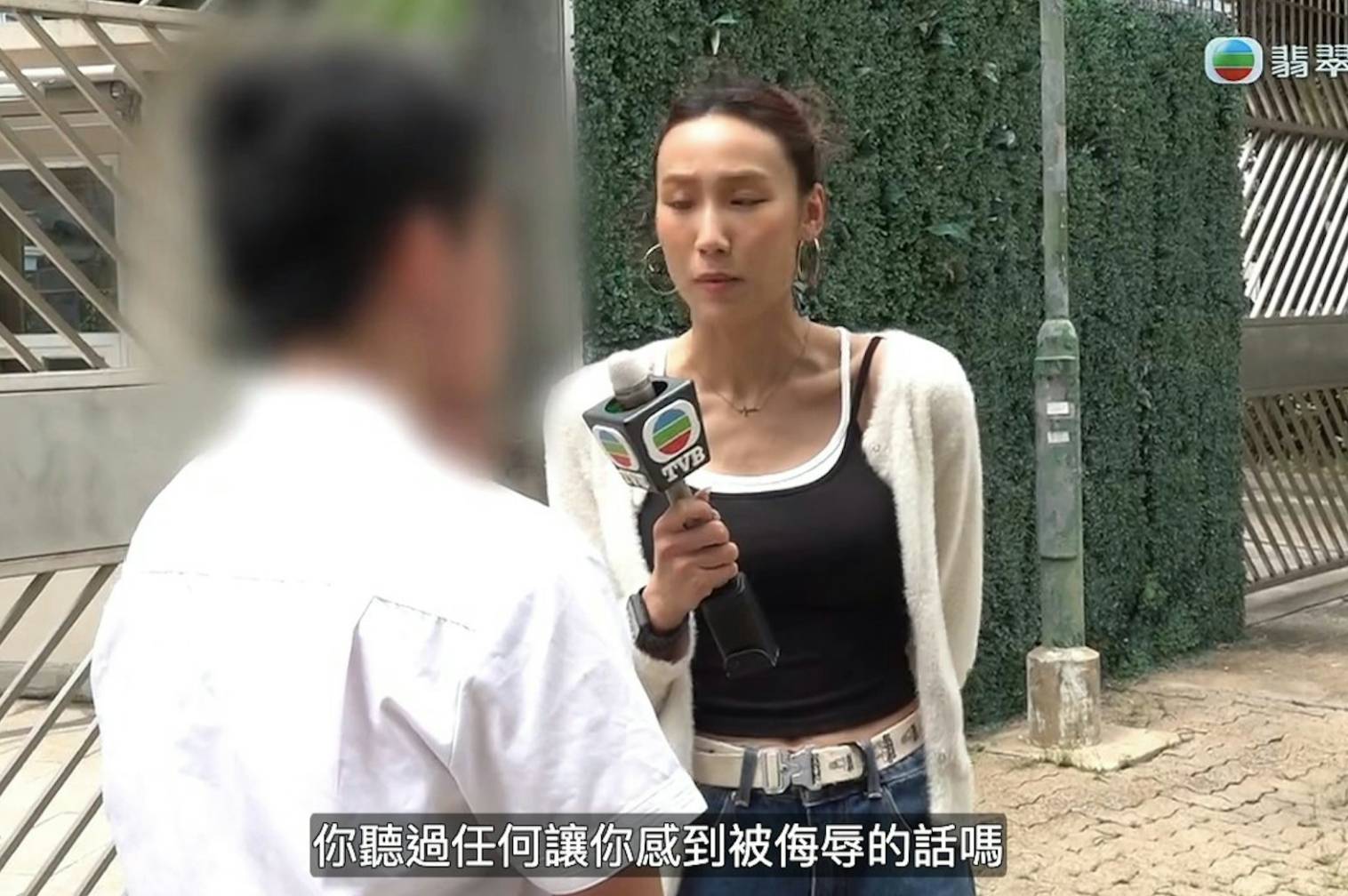 大埔中學校長 東張西望 黎寬怡訪問學生,但他表示校長與學生相處融洽。(圖片來源:TVB)