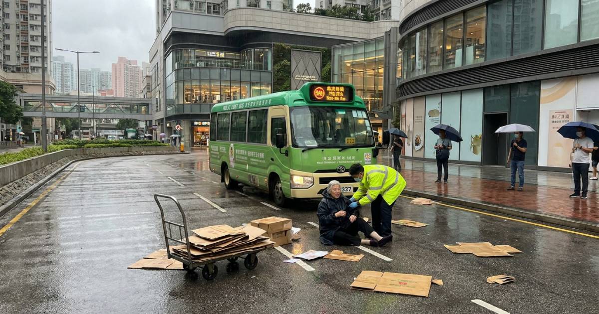 青衣城外老婦推紙皮手推車遭小巴撞倒 黃雨下傷坐路邊畫面心酸