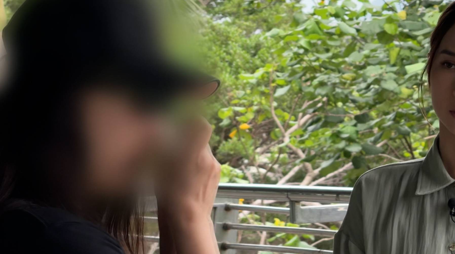 東張西望 騙樓 婆婆其實是姨甥孫嫲嫲的妹妹,受移民外地的長輩吩咐,20多年來一直無償照顧兩老,回想婆婆過身,她情緒依舊激動,更邊講邊哭。(圖片來源:TVB)