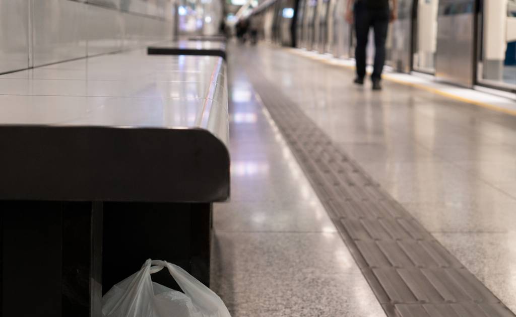 港鐵利東站月台凳底放低膠袋 47歲男折返驚見9萬元財物結局
