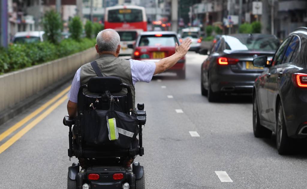 老伯電動輪椅闖灣仔4線馬路揚手要司機讓路｜網民查法例發現驚人漏洞