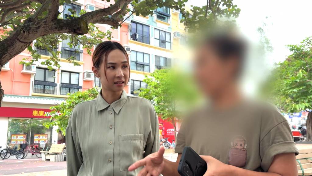 東張西望 坪洲送契 攝製隊還遇到一位住在伯伯隔壁的工人姐姐,她平時有沒有見過陳太照顧伯伯呢?(圖片來源:TVB)
