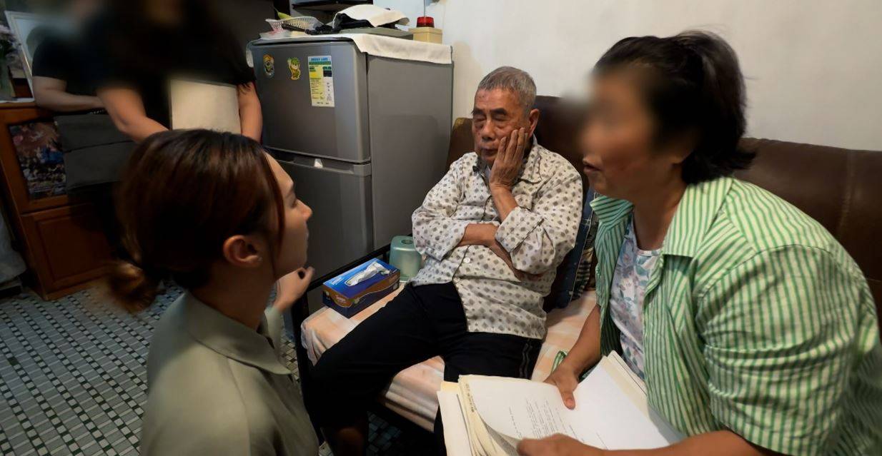 東張西望 坪洲送契 在眾人強烈堅持之下,陳太終於把收起10年的業權文件和送契拿出來,她只肯讓主持李旻芳即場看。(圖片來源:TVB)