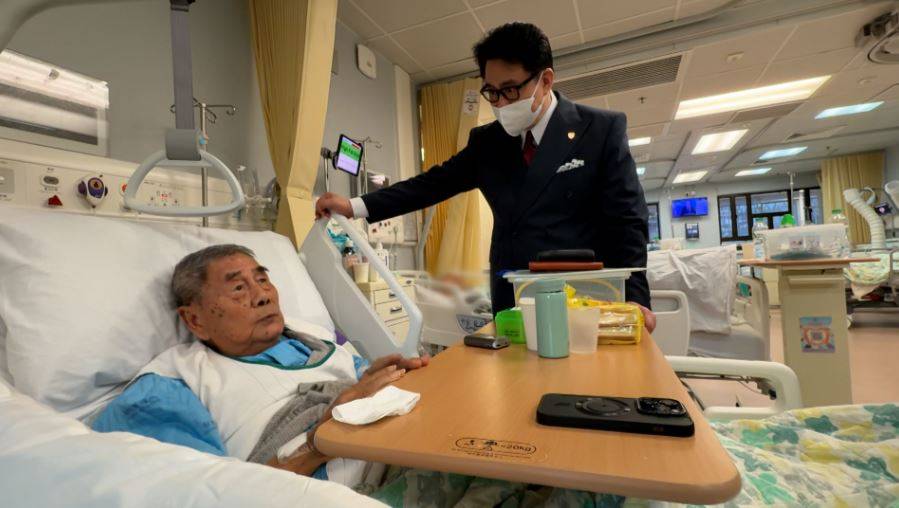 東張西望 坪洲送契 伯伯已91歲,是否真的能應付呢?陸大狀專誠去醫院探望伯伯,伯伯再次提到陳太兩夫婦。(圖片來源:TVB)