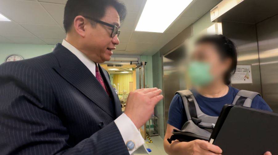 東張西望 坪洲送契 陸大狀認為,伯伯精神狀況理想,回答的答案有條不紊。若伯伯要上法庭,陸大狀有信心伯伯能夠作供。他指,可以提出訴訟,希望能取回公道,拿回單位。(圖片來源:TVB)