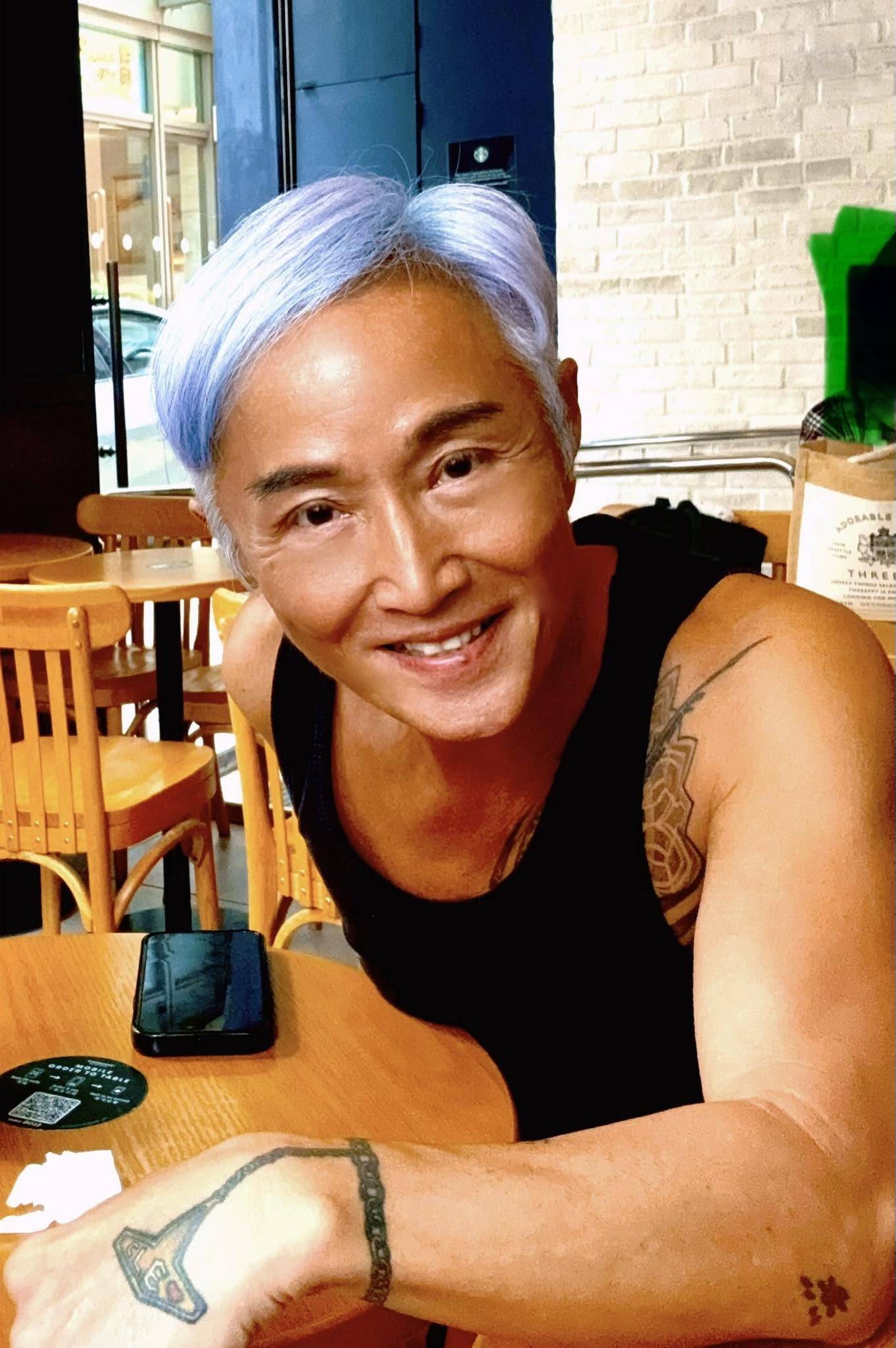 黃百鳴 周啟生 一向以毒舌見稱的「樂壇判官」周啟生,昨日在facebook罕有發長文力撐黃百鳴。他憶述疫情期間為失業樂手發起籌款活動,四處致電求助卻處處碰壁,最終獲黃百鳴捐款。(圖片來源:周啟生facebook)