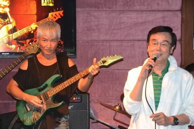 黃百鳴 周啟生 周啟生和黃百鳴原來早於2014年已在酒吧jam歌。(圖片來源:Yesterday Once More Pub & Cafe facebook)