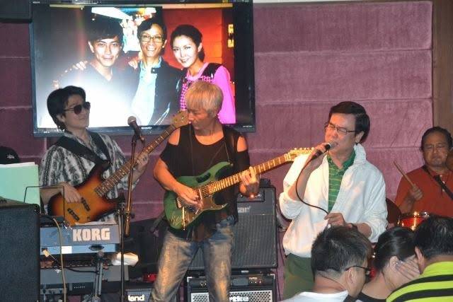 黃百鳴 周啟生 黃百鳴唱到七情上面,非常投入。(圖片來源:Yesterday Once More Pub & Cafe facebook)