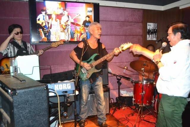 黃百鳴 周啟生 周啟生與黃百鳴交情匪淺。(圖片來源:Yesterday Once More Pub & Cafe facebook)
