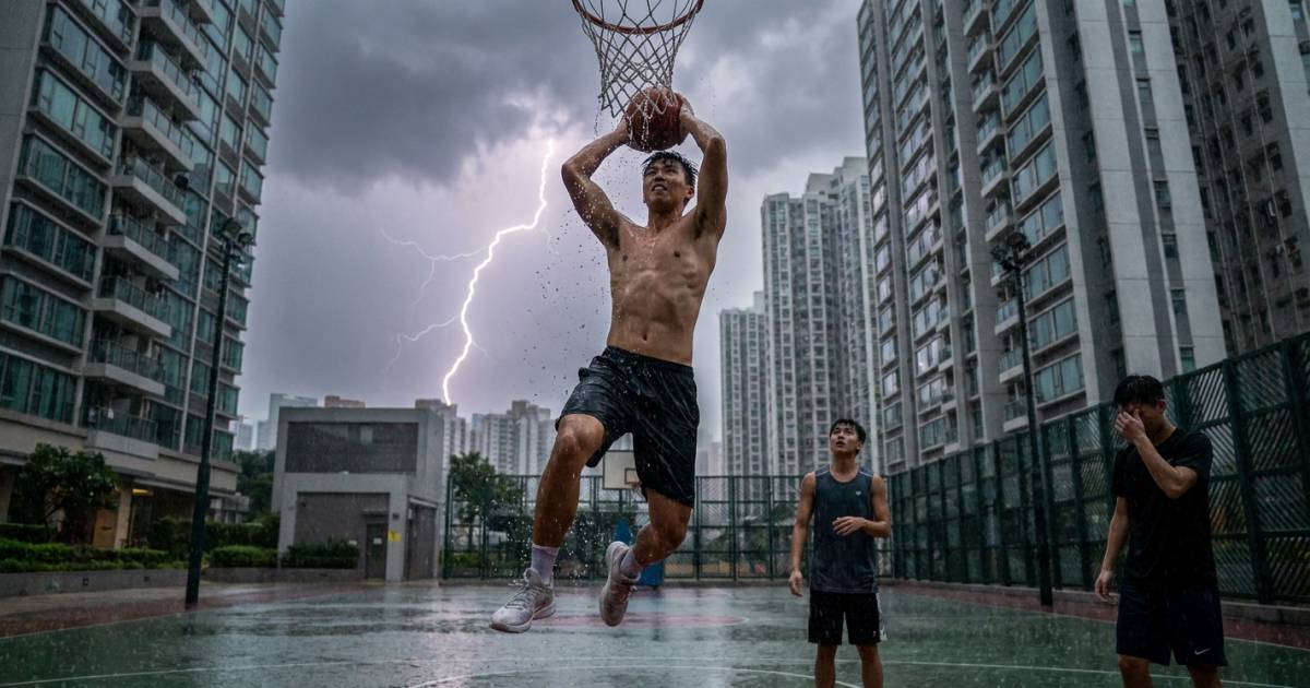 雷暴警告生效！｜將軍澳男團無視黃雨「赤膊激戰」 網民嚇傻：一個雷劈落嚟點算？！