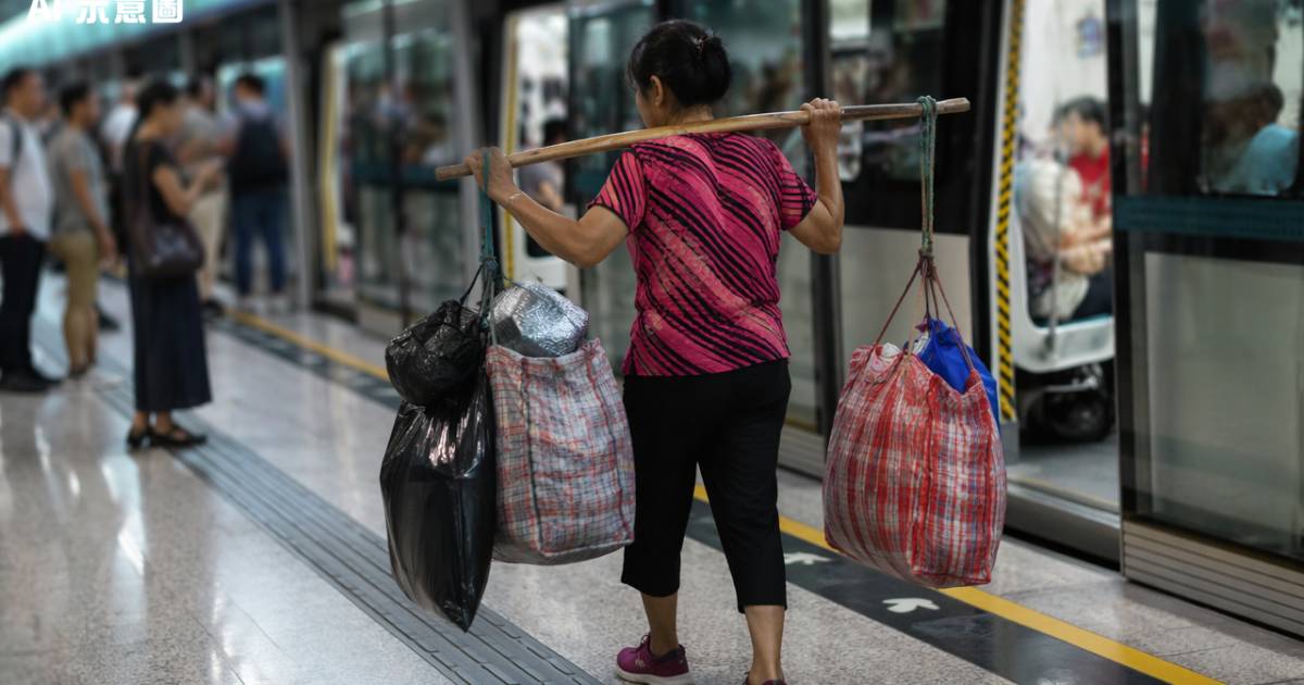 港鐵旺角站驚現「女挑夫」擔貨候車 網民嘲諷一幕似足博物館