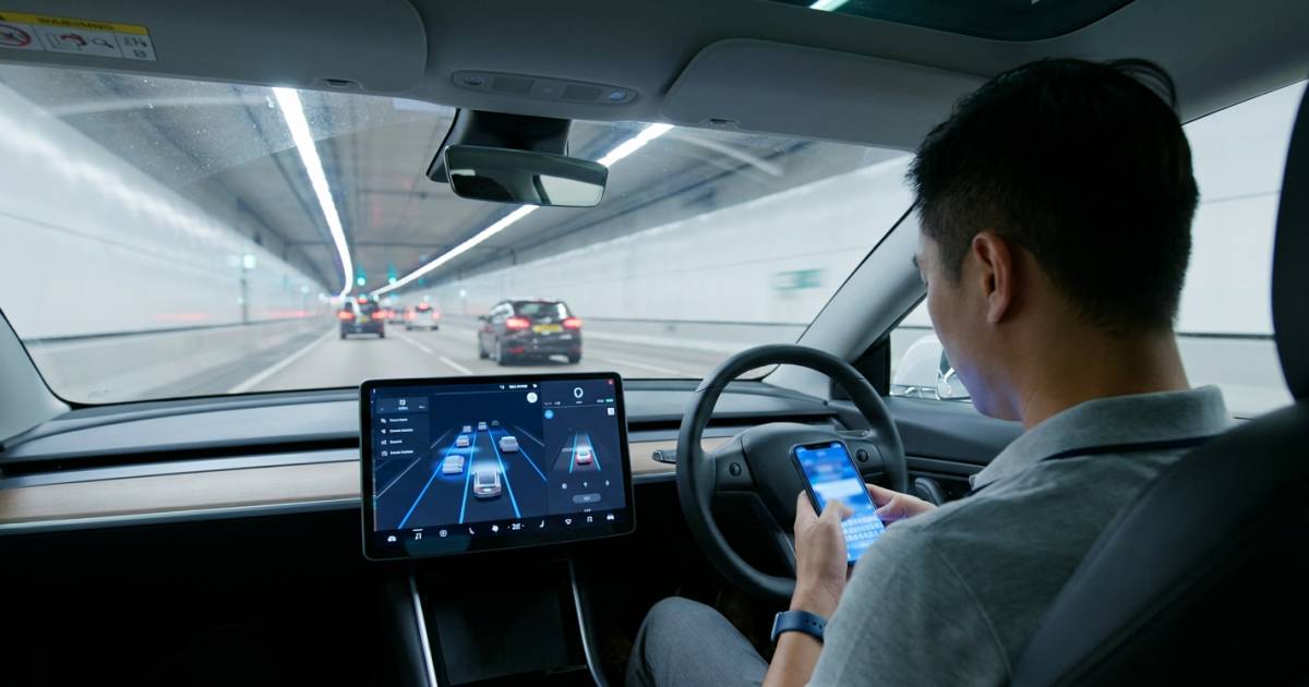 FU牌車司機隧道放開雙手玩手機 網民怒轟vs力撐：香港法例落後？