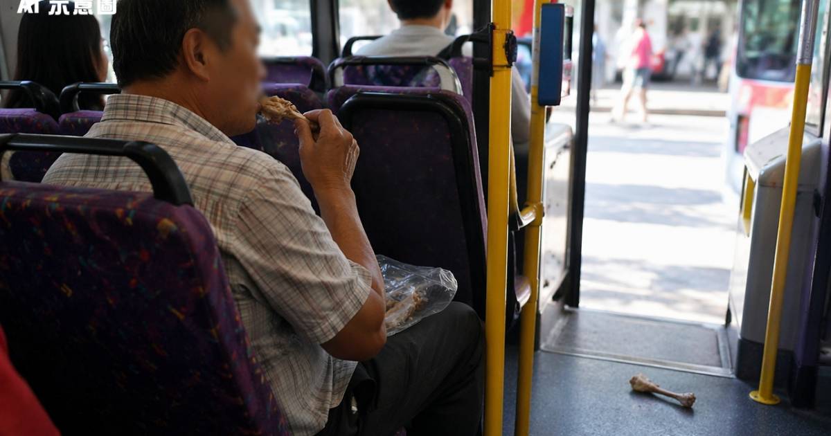 城巴大叔車廂食雞腳被偷拍 落車後留低嘅嘢令網民鬧爆