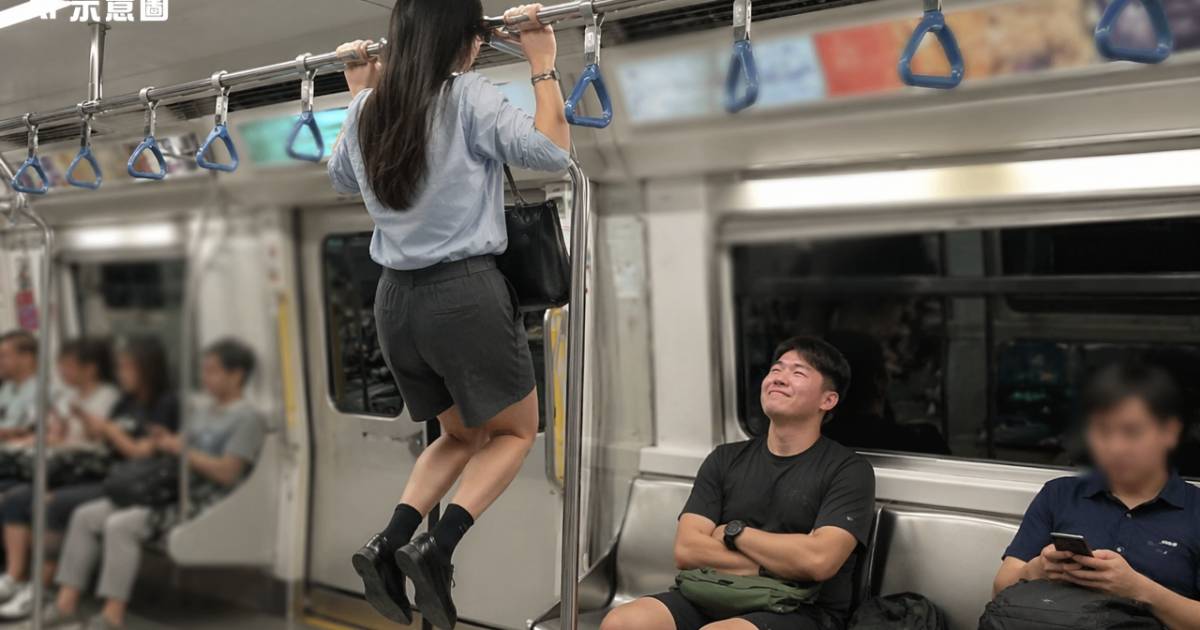 港鐵女子突然抓橫柱懸空！旁邊男乘客一個表情成全網焦點