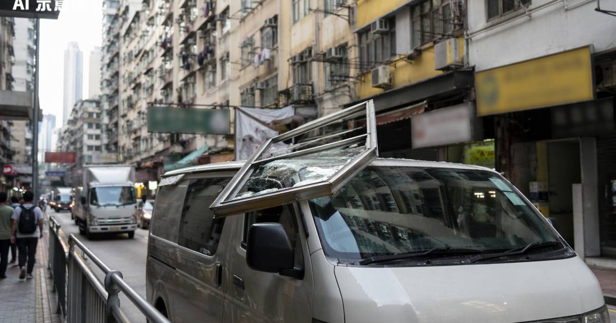 堅尼地城鋁窗從天而降 客貨車司機死裡逃生揭驚人真相