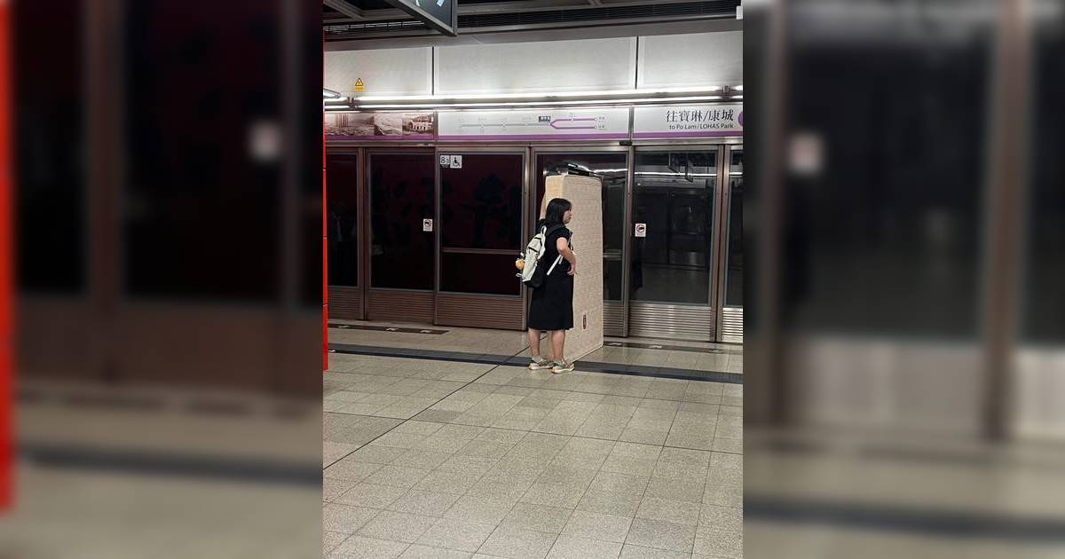 黑裙女單拖搬雙人床褥入港鐵月台｜網民見一細節即鬧爆