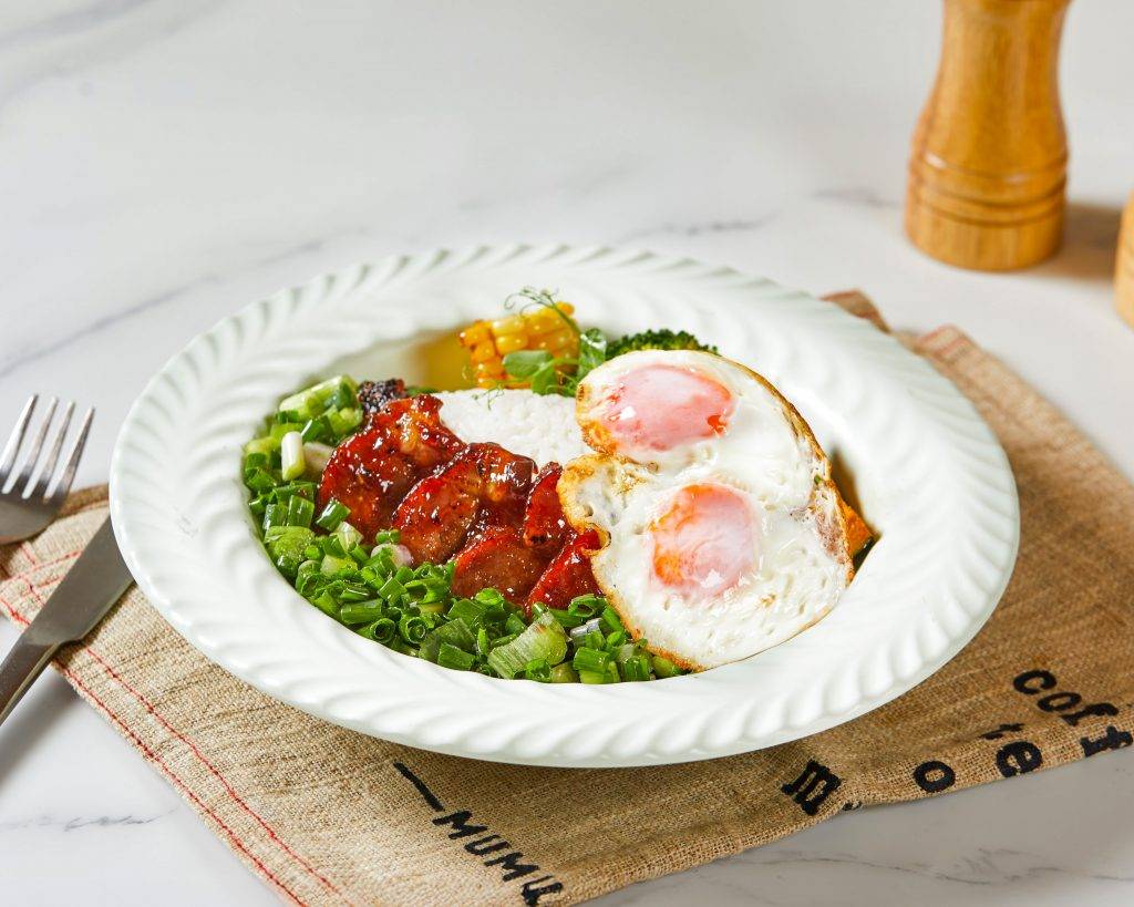 牛奶冰室 勁香蔥油蒜香蜜汁叉燒半焗流心蛋飯(圖片來源:牛奶冰室 Milk Café)