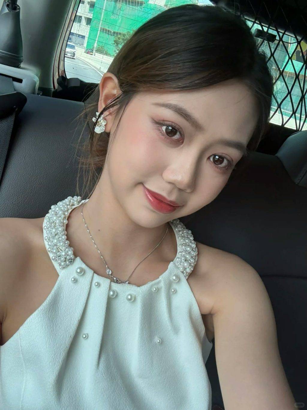 香港小姐2026 吳倬希退選 陳梓穎(Cecilia)去年底曾參選多倫多華裔小姐並勇奪季軍,雖然外形甜美亮眼,但早前同樣未能躋身港姐12強名單。當時她更在社交平台發文表示:「我的旅程就到此為止啦!」未料最終竟獲大會補選頂上,成功重返戰線。(圖片來源:小紅書@陳梓穎Ceciii)